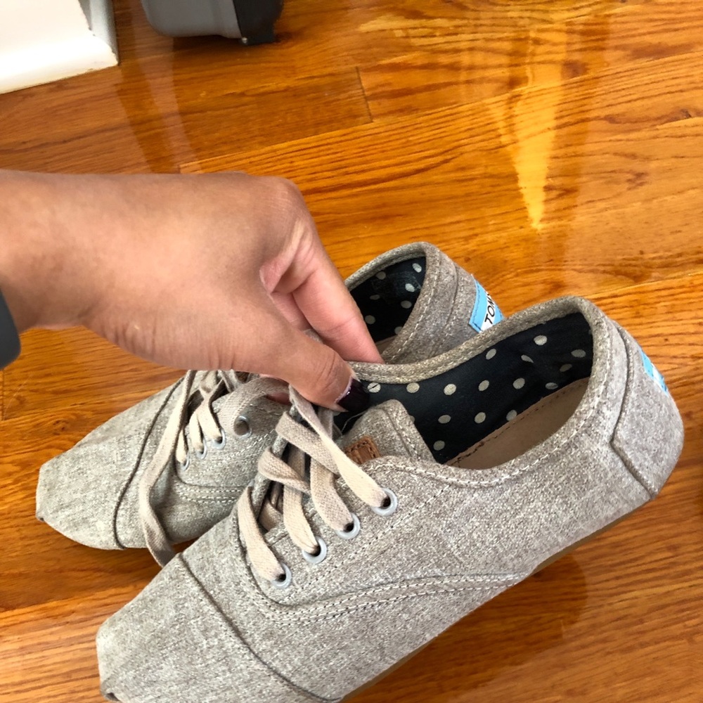 Toms lace up